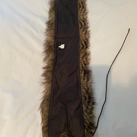 Aritzia faux fur scarf - Picture 3 of 4